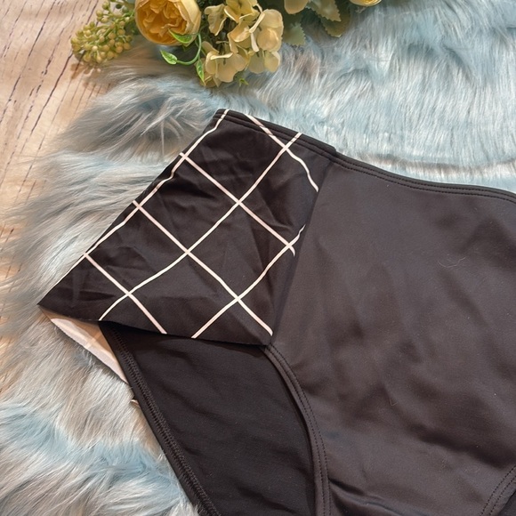 NWT SPANX Flirty Skirted Swim Bottom in Black Geo Sz 10 - Picture 3 of 10